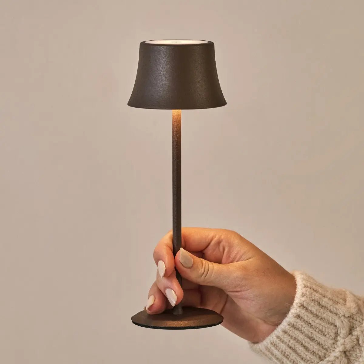 Willy Mini Mocha Brown oplaadbare tafellamp – stijlvol, dimbaar, batterijduur van 60 uur