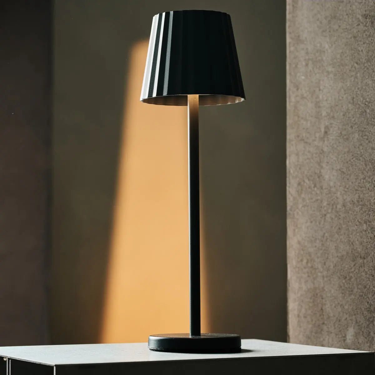 Combi Set Professional-4 X Maya Stone Gray Oplaadbare tafellampen en 1 x Amstel Wireless Laying Station met Qi-Technology