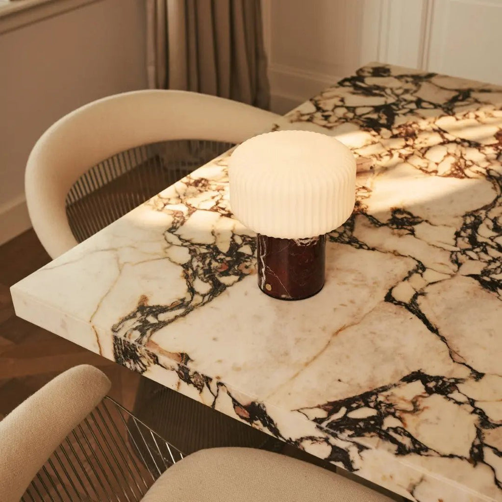 Renoir Red / Rosso Levanto - Marmeren oplaadbare tafellamp - Draadloos, USB -oplaadbaar en tot 100 uur verlichting