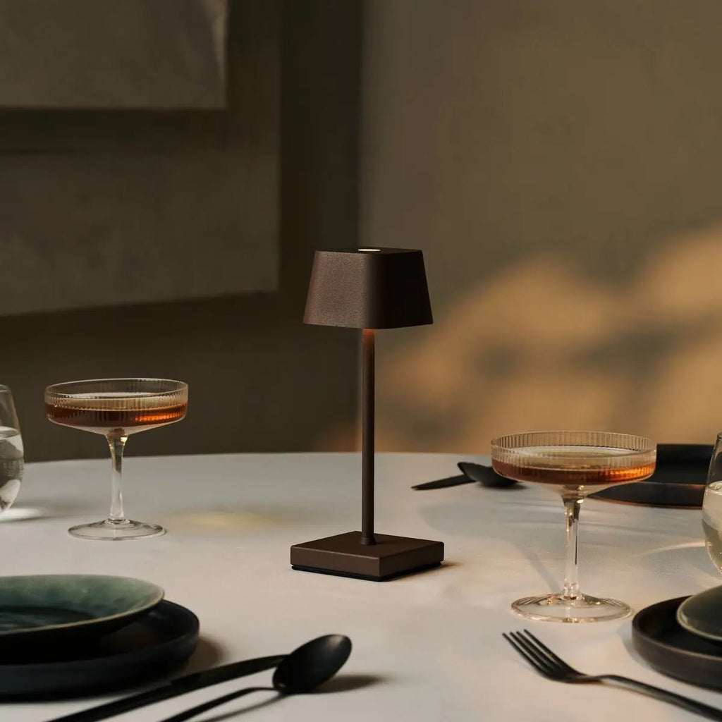 Combi Set Professional-8 X Sarphati Mini Mocha Brown oplaadbare tafellampen & 1 x Central Station draadloos laadstation met Qi-Technology-