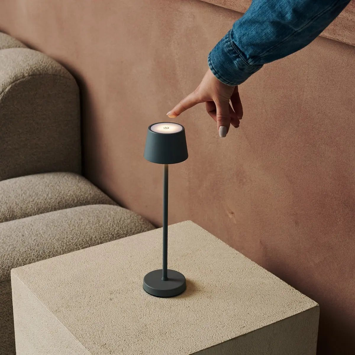 Vondel Mini Mouse Grijs Oplaadbare en draadloze lamp Perfect voor de horeca -industrie - draadloos oplaadbaar via laadstation