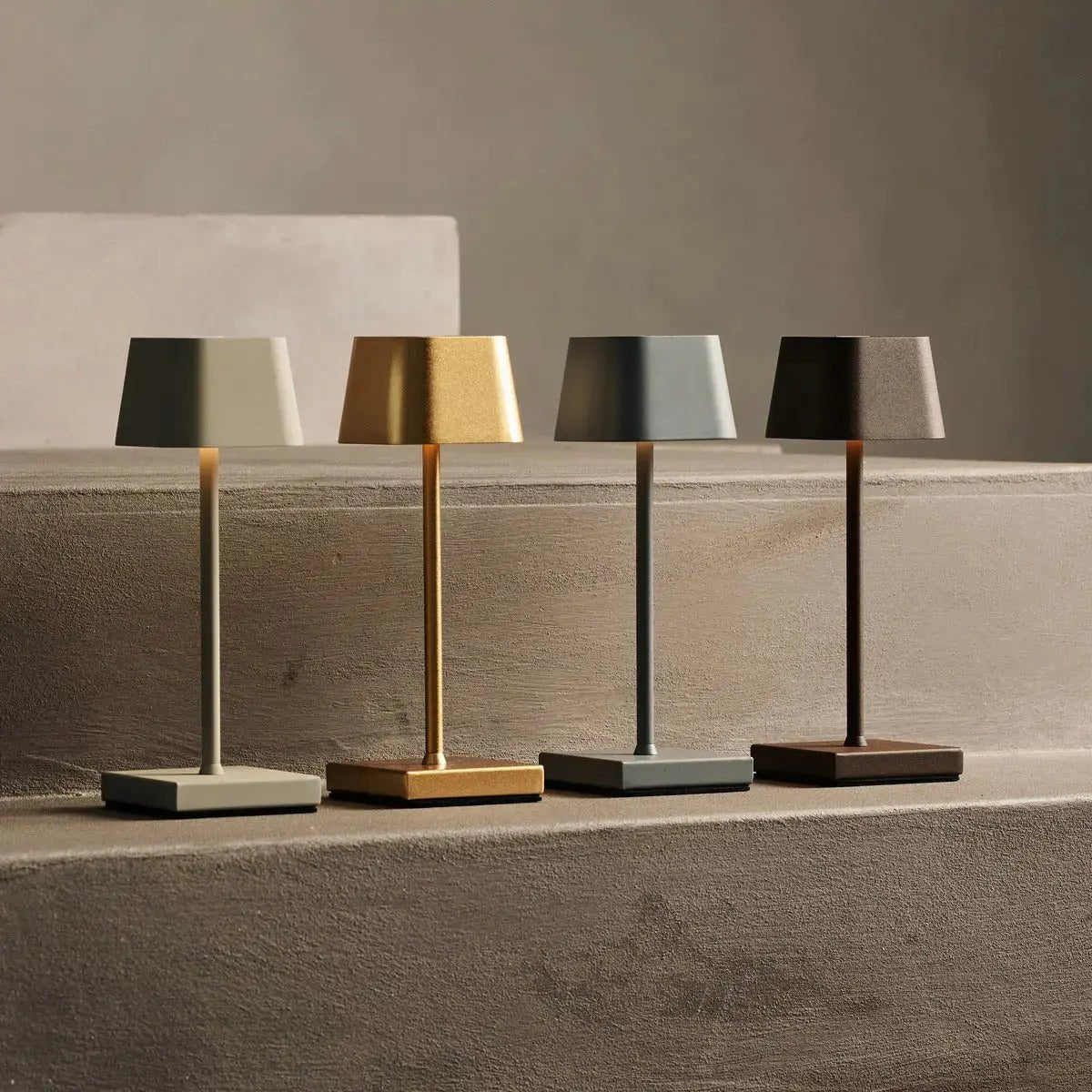 Combi Set Professional-8 x Sarphati Mini Shadow Gray Oplaadbare tafellampen & 1 x Central Station draadloos laadstation met Qi-Technology