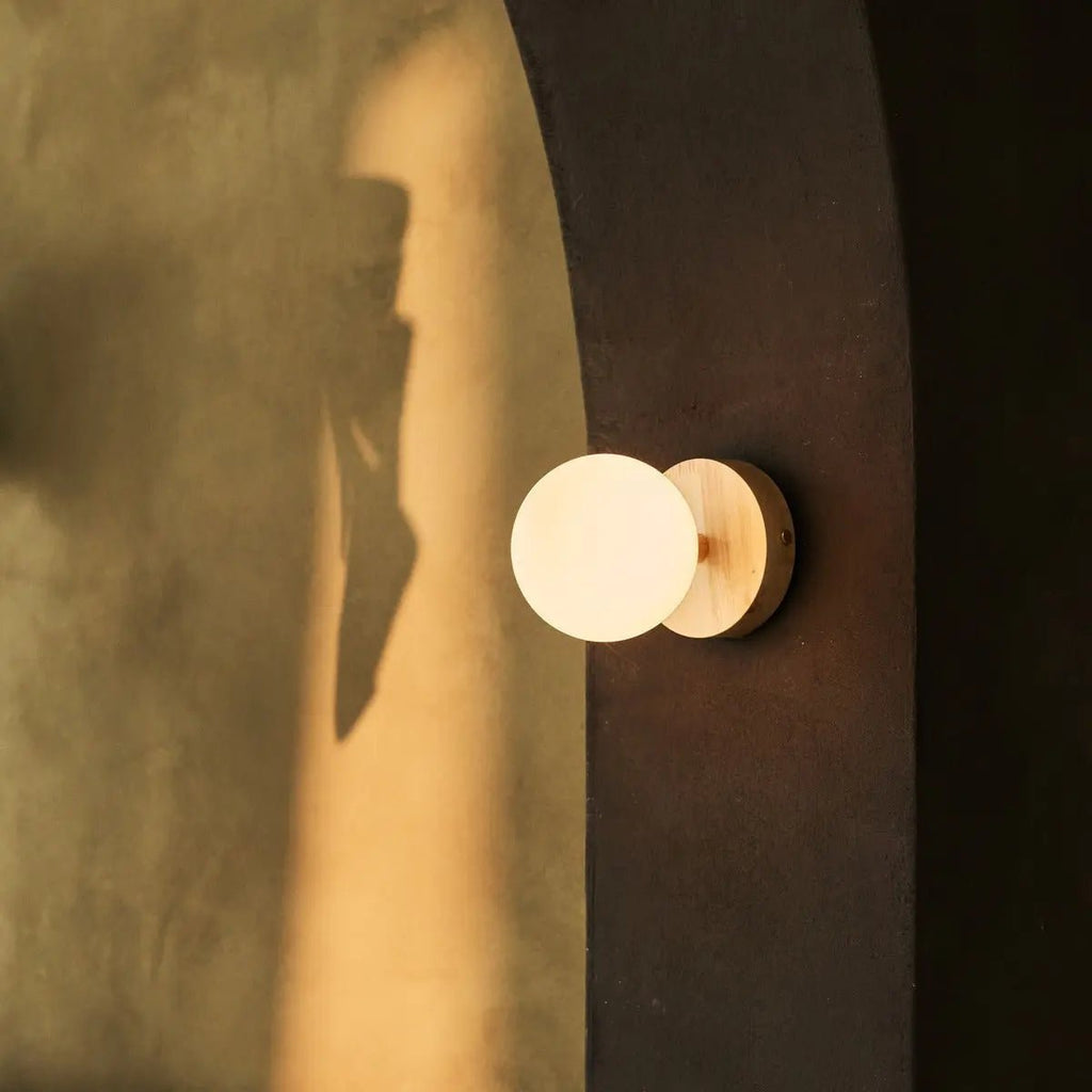 Richella lichtbruin houten en glazen wandlicht - oplaadbaar en draadloos