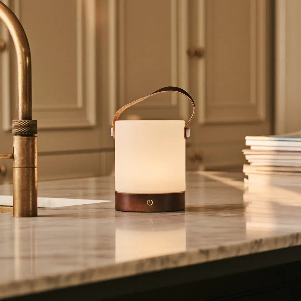 Avery donkerbruine oplaadbare houten tafellamp – draadloos en dimbaar met leren band