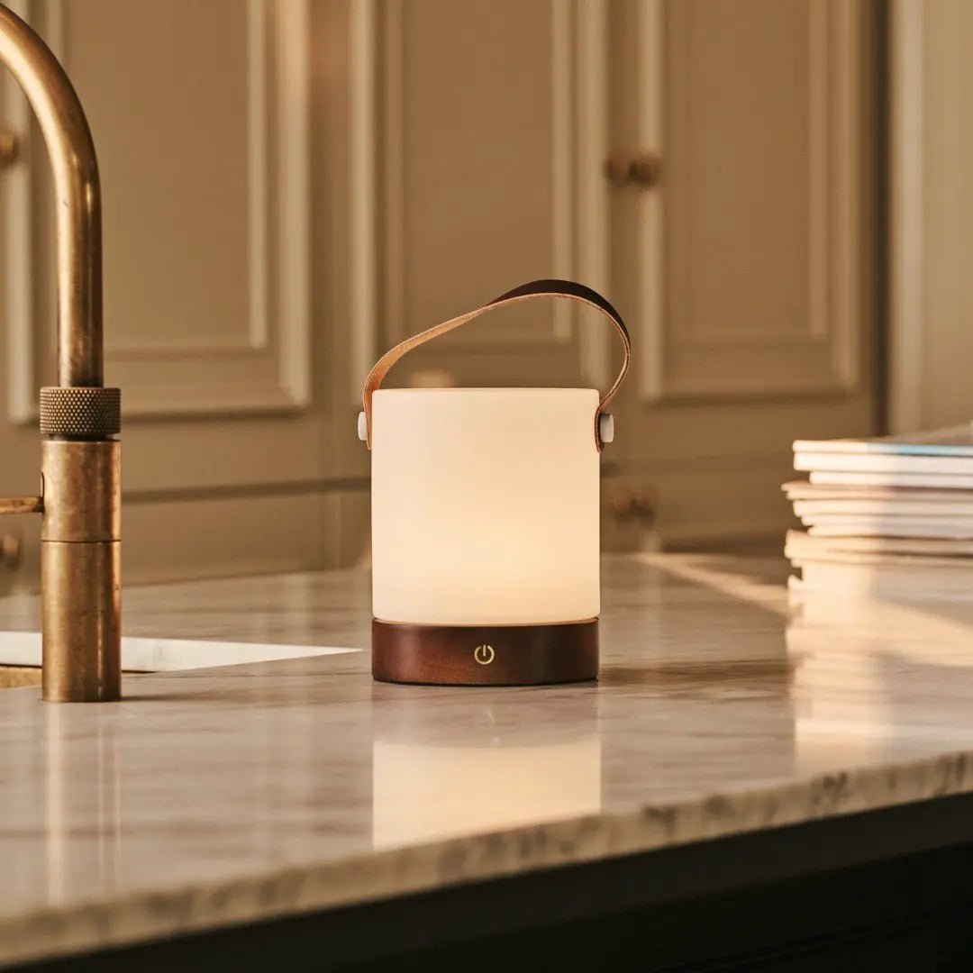 Avery donkerbruine oplaadbare houten tafellamp – draadloos en dimbaar met leren band