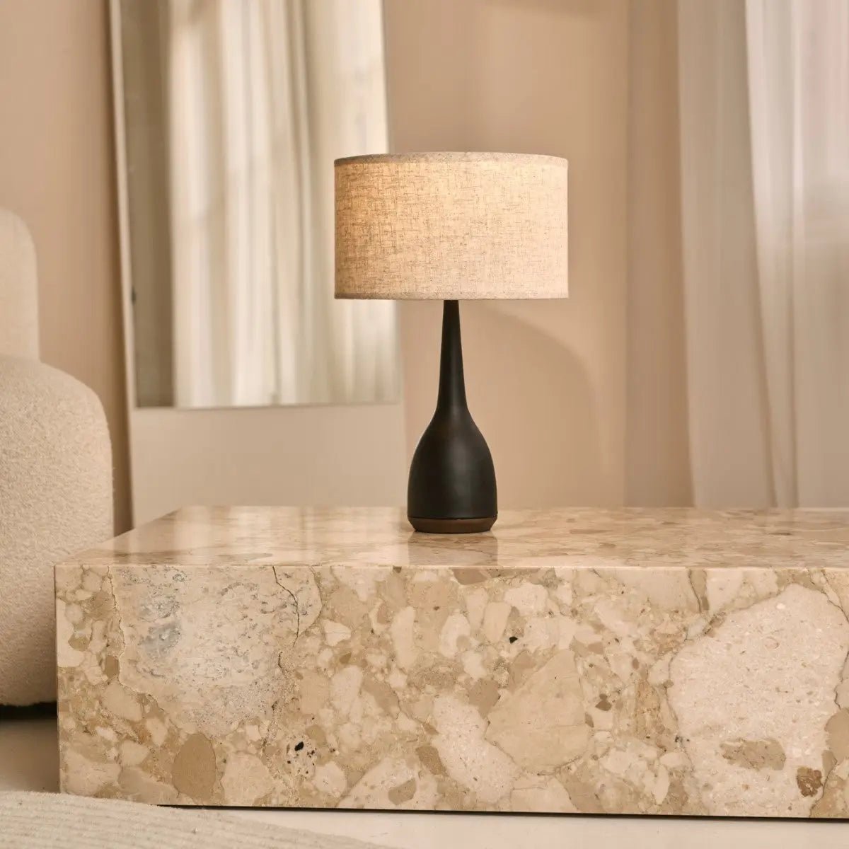 Jacob zwarte lamp met beige kap – elegante en warme verlichting