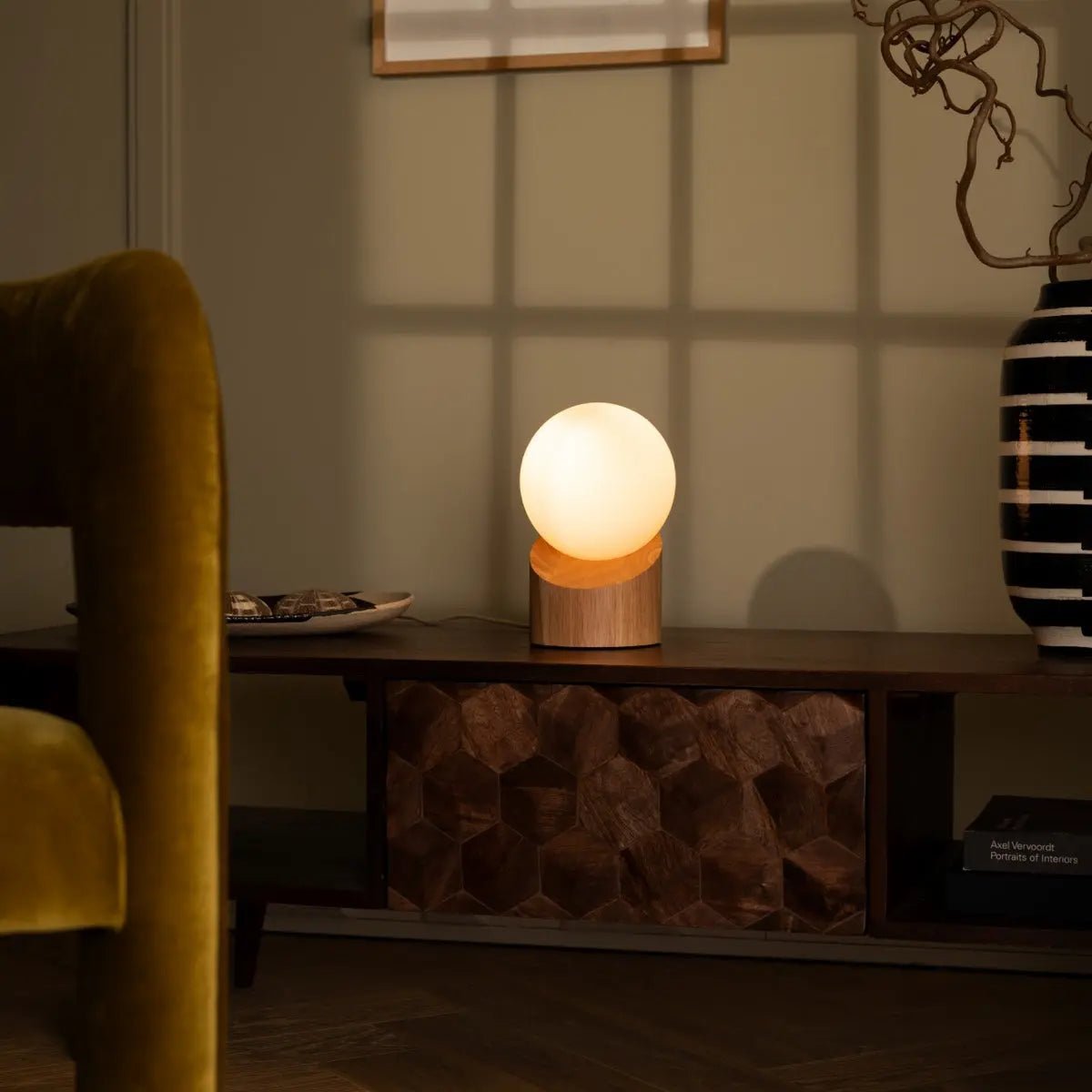 Quin lichtbruine houten lamp met koord - duurzaam rubberwood en matglas