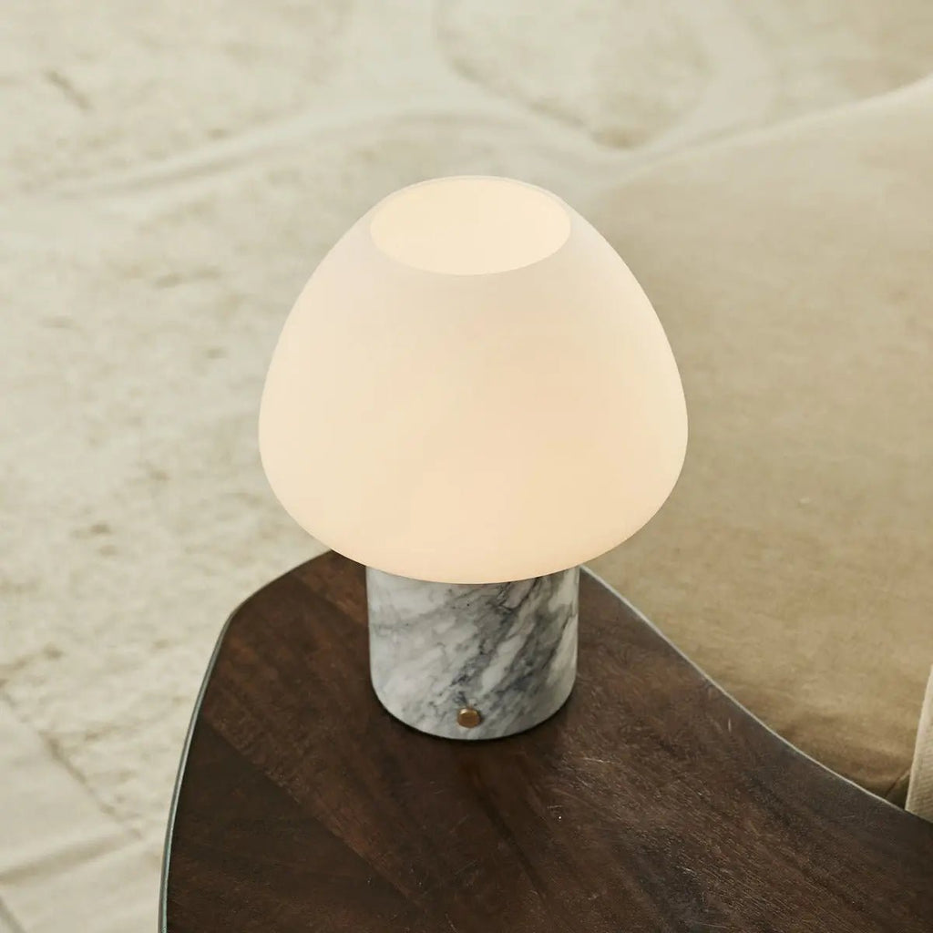 OSTADE WIT / BIANCO STATUARIETTO - Uniek oplaadbare marmeren tafellamp met 3 lichte kleuren en dimfunctie