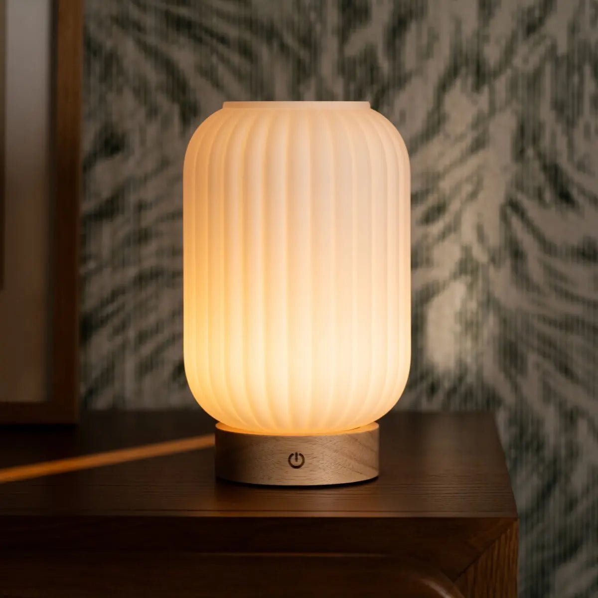 Unieke oplaadbare lamp Lilly – matglas en houten voet, dimbaar, 3 lichtmodi