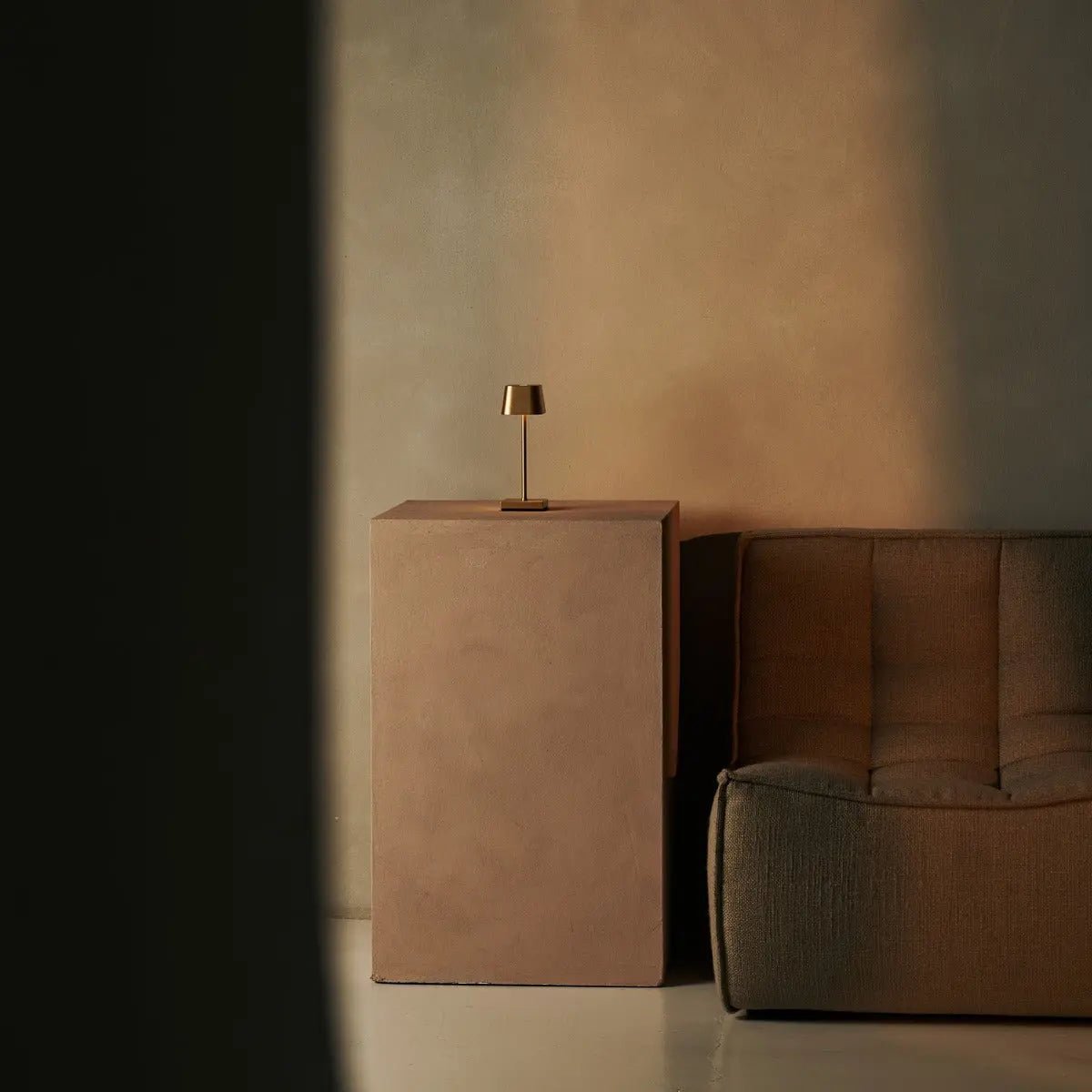 Sarphati Mini Gold draadloze tafellamp perfect voor horeca -industrie - draadloos oplaadbaar via laadstation, dimbare lamp en 3 lichtmodi