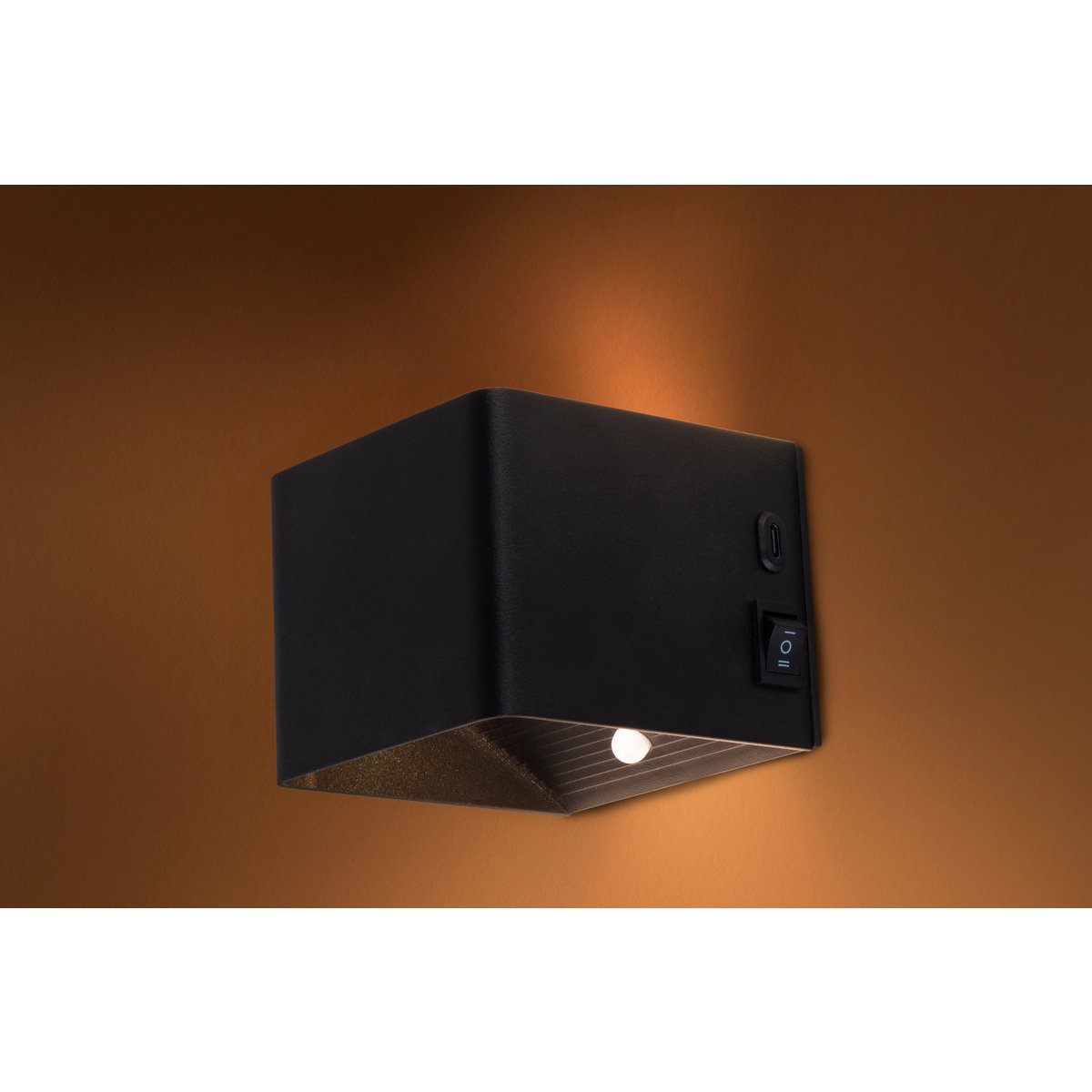 Liv · Metalen wandlamp — zwart