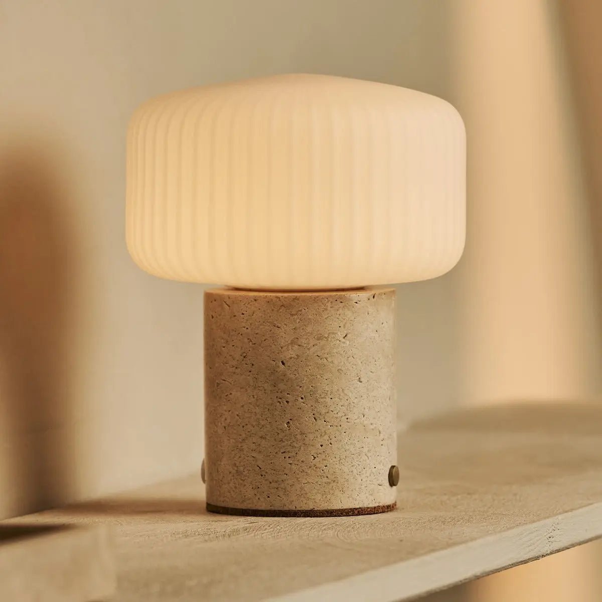 Renoir Beige / Travertino Classico - Travertine oplaadbare tafellamp - draadloos, USB oplaadbaar en tot 100 uur verlichting