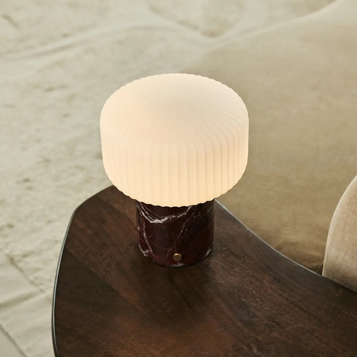 Renoir Red / Rosso Levanto - Marmeren oplaadbare tafellamp - Draadloos, USB -oplaadbaar en tot 100 uur verlichting