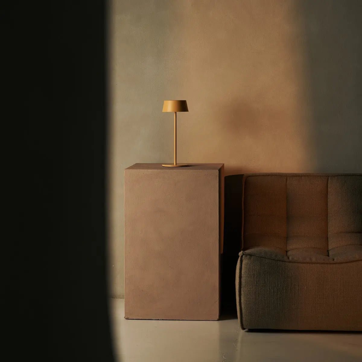 Hugo Amber gele oplaadbare ijzeren tafellamp - dimbaar, stijlvol en draadloos