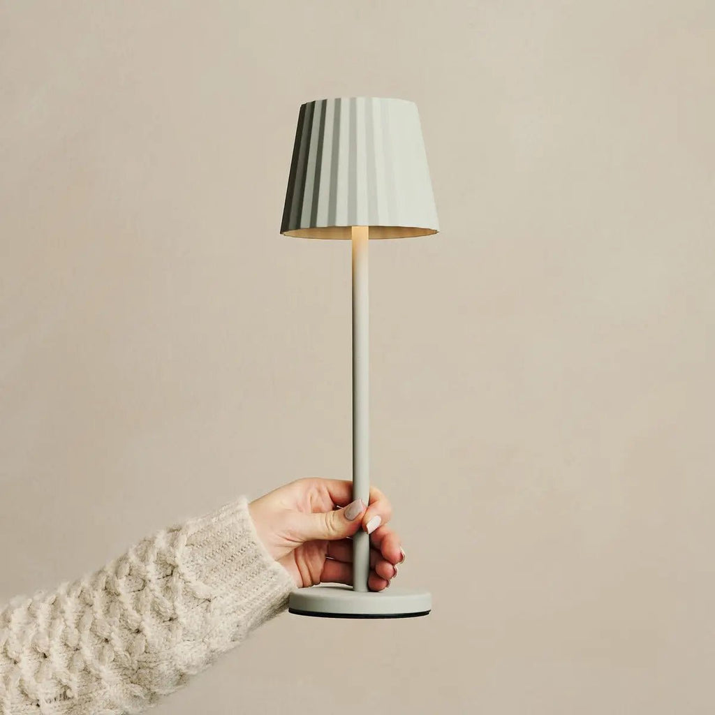 Combi Set Professional-8 x Maya Shadow Gray Oplaadbare tafellampen en 1 x Central Station draadloos laadstation met Qi-Technology