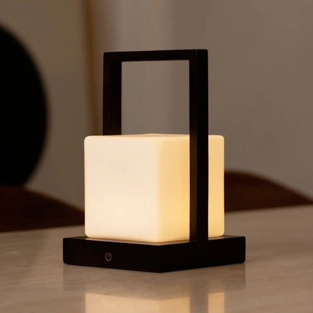 Noah donkerbruine houten oplaadbare tafellamp met glas en houten handgreep