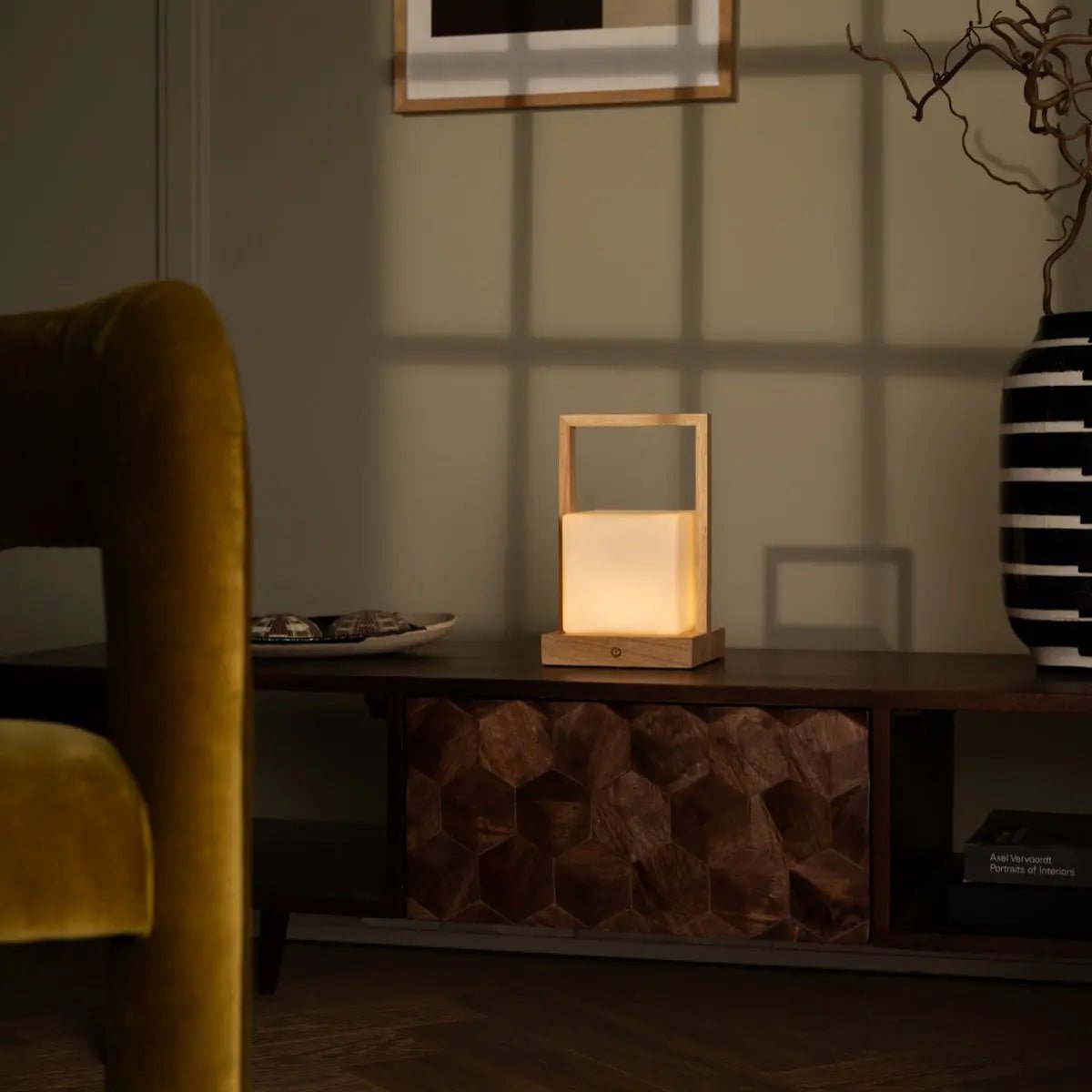 Noah lichtbruine houten oplaadbare tafellamp met glas en houten handgreep