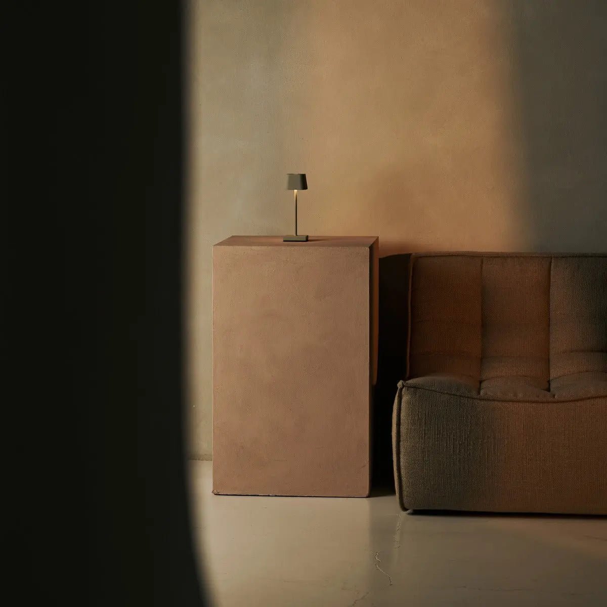 Combi Set Professional - 4 x Sarphati Mini Shadow Gray Oplaadbare tafellampen voor gastvrijheid en 1 x Amstel Wireless Laying Station