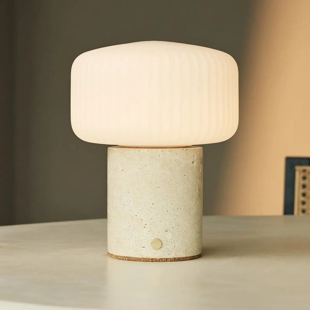 Renoir Beige / Travertino Classico - Travertine oplaadbare tafellamp - draadloos, USB oplaadbaar en tot 100 uur verlichting