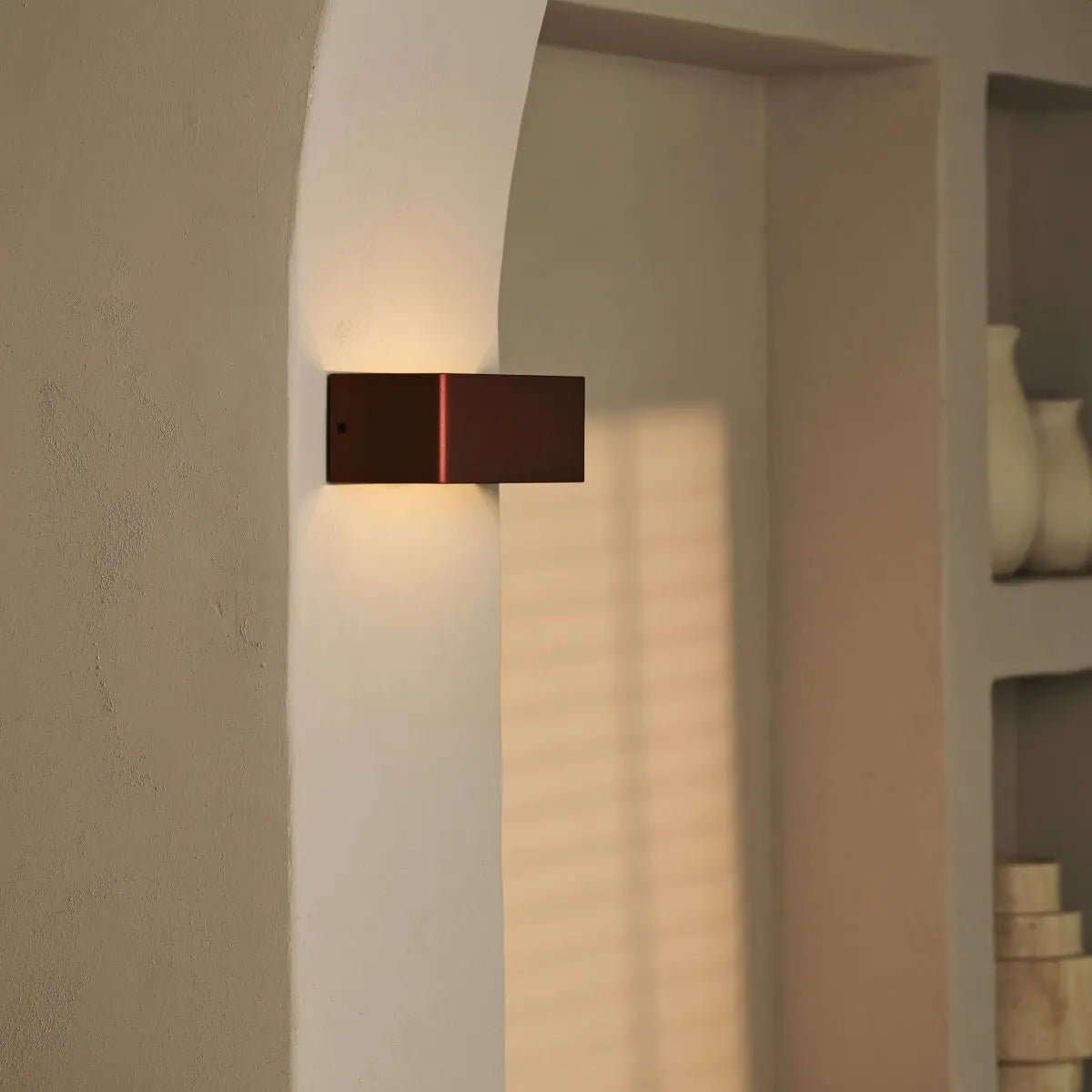 Tessa Bronze draadloze wandlamp inclusief afstandsbediening, 20 lichtmodi, dimable, magnetisch suspensiesysteem en met bewegingssensor