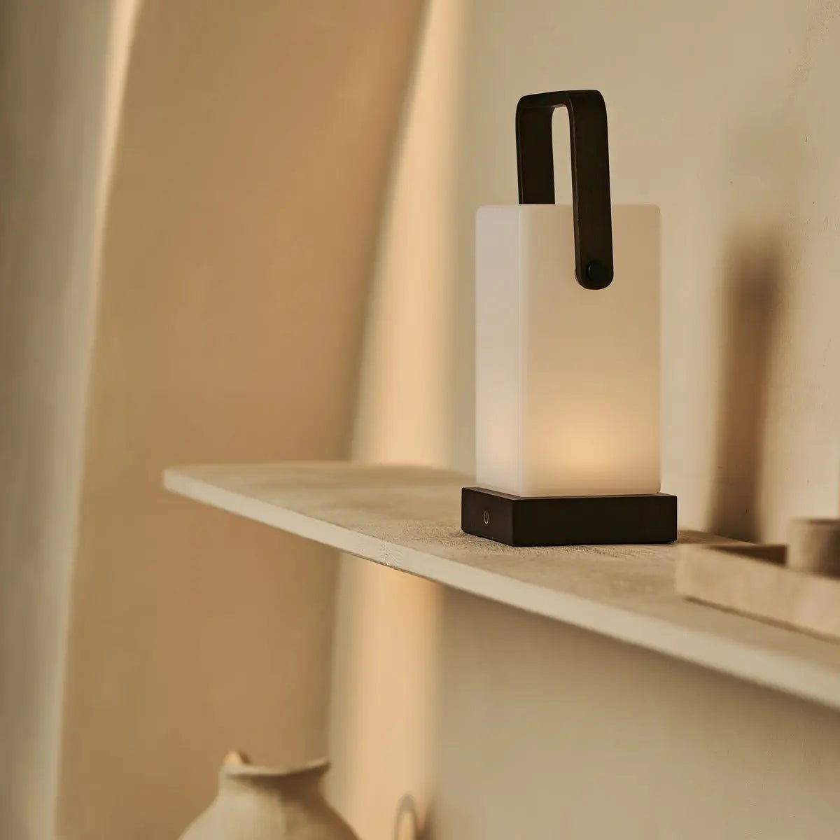 Harper Donkerbruine Houten Lamp – Snoerloze Oplaadbare Tafellamp met Handvat