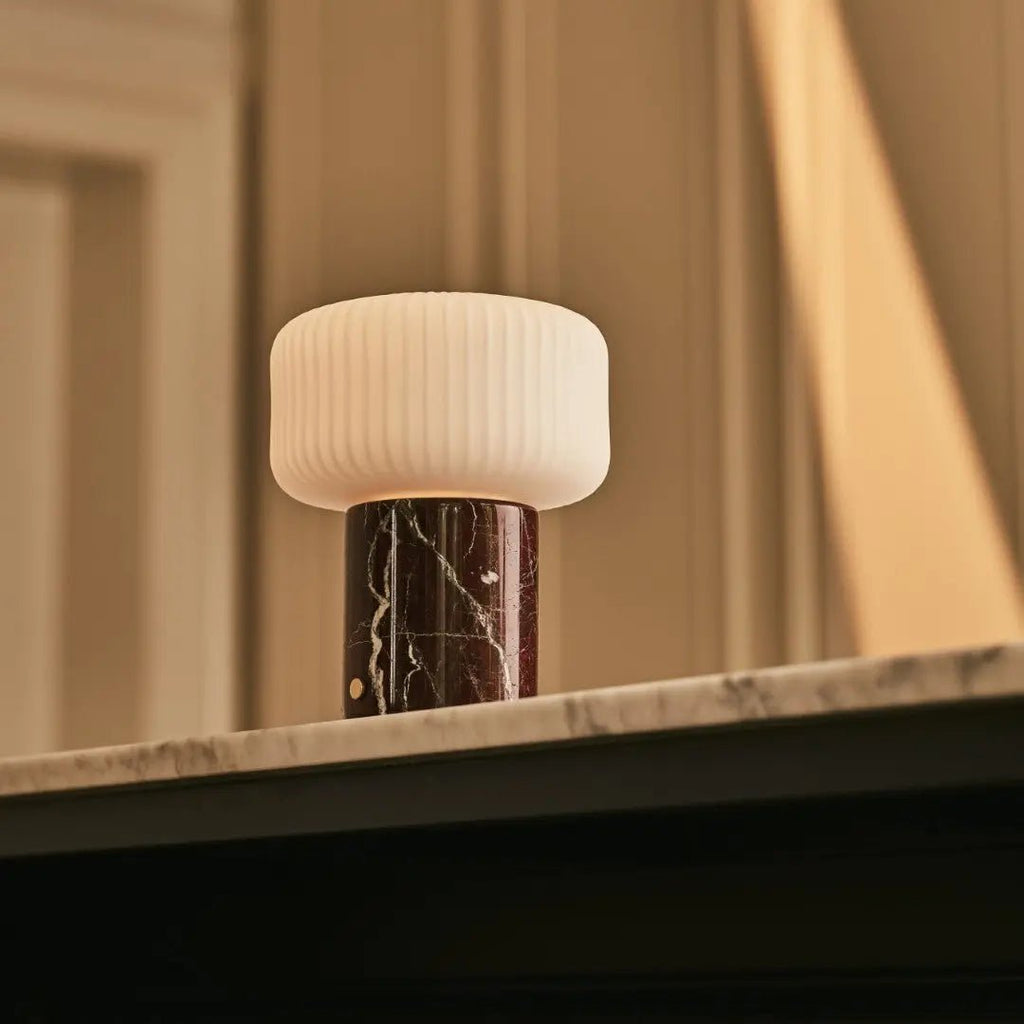 Renoir Red / Rosso Levanto - Marmeren oplaadbare tafellamp - Draadloos, USB -oplaadbaar en tot 100 uur verlichting