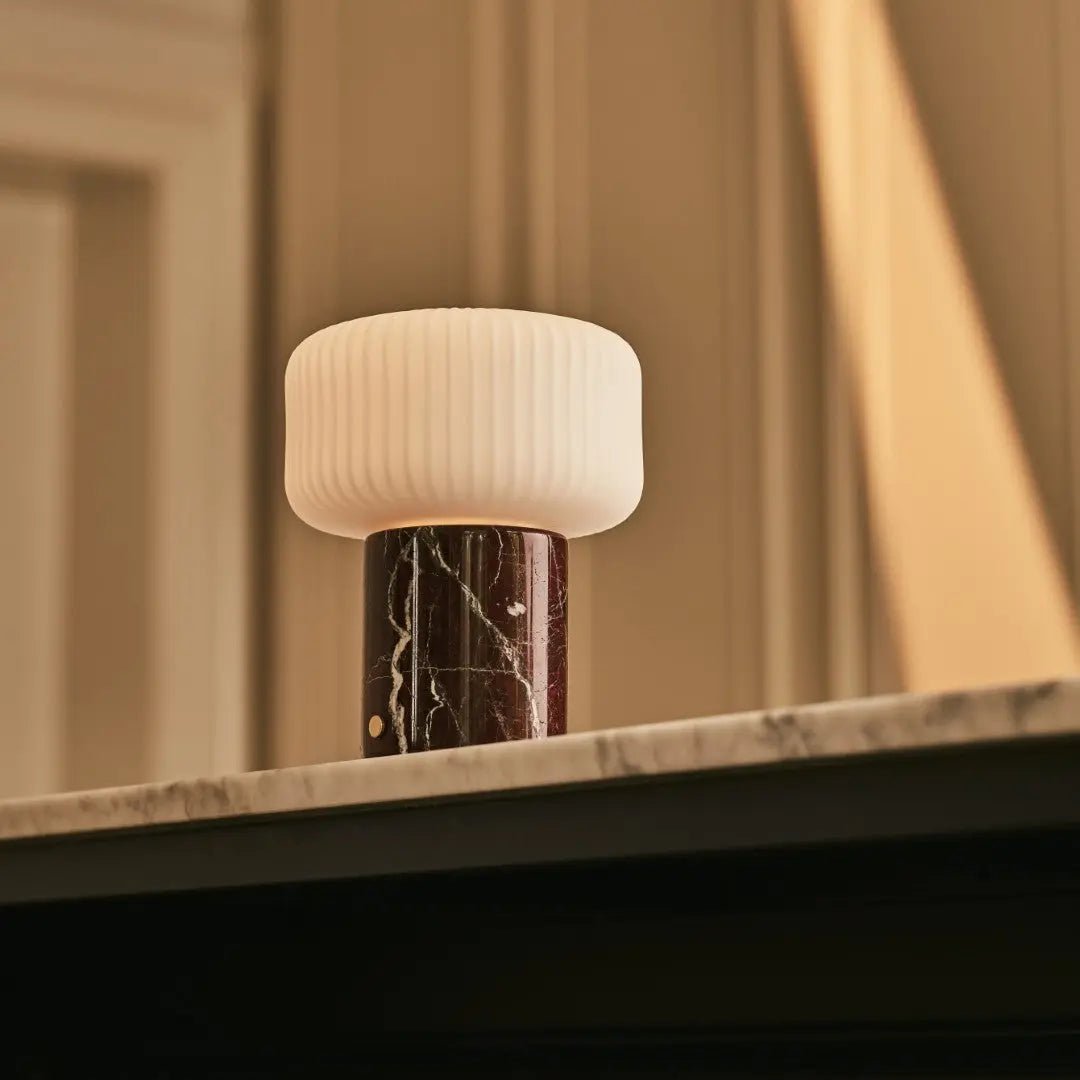 Renoir Red / Rosso Levanto - Marmeren oplaadbare tafellamp - Draadloos, USB -oplaadbaar en tot 100 uur verlichting