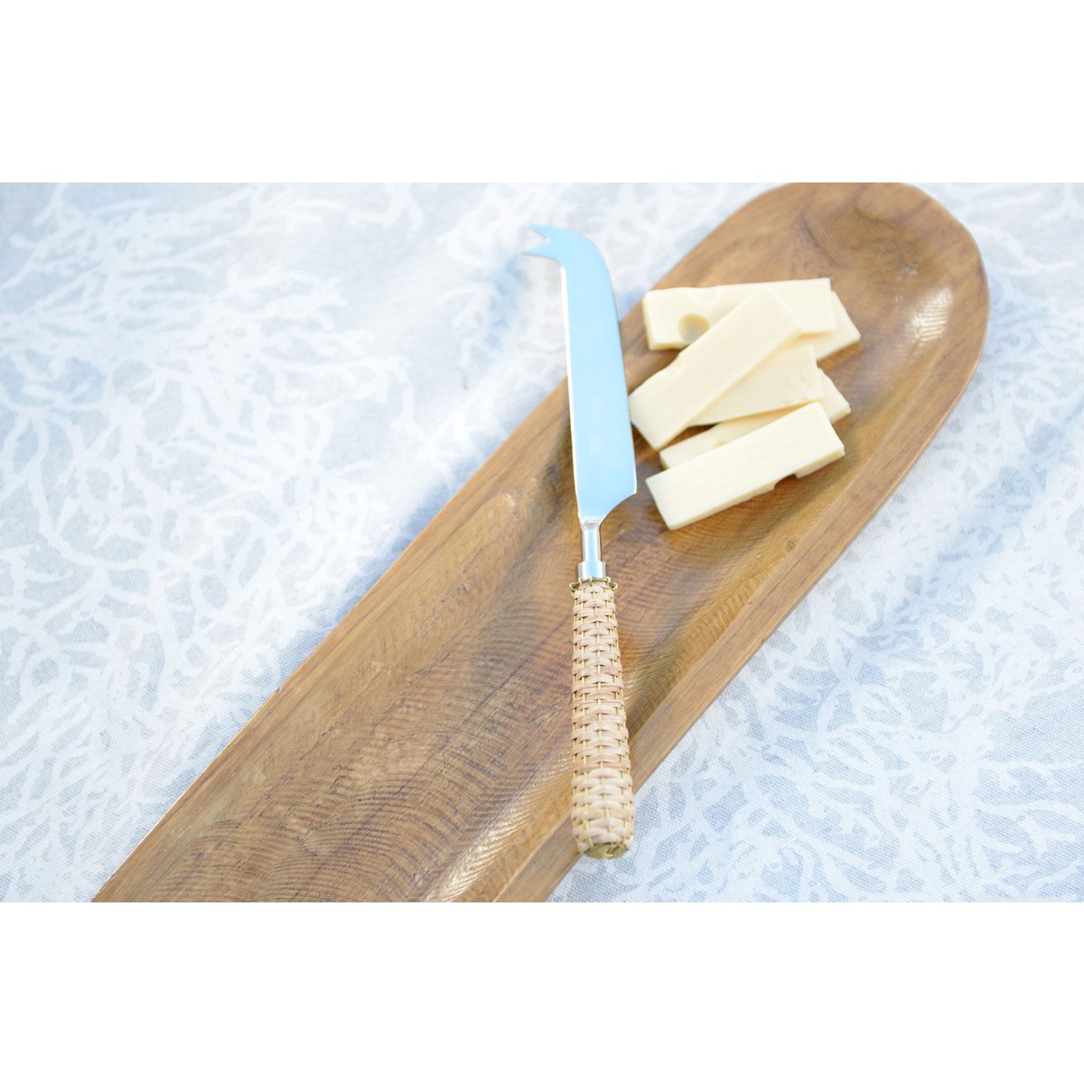 Beige kaasmes met rieten handvat