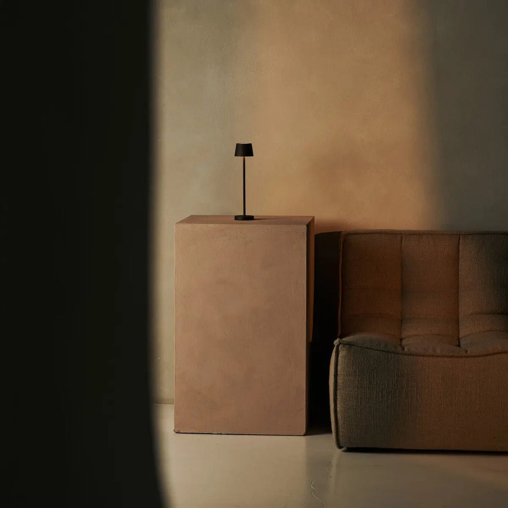 Combi Set Professional-4 X Vondel Mini Mocha Brown Oplaadbare tafellampen & 1 x Amstel Wireless Laying Station met Q1-Technology