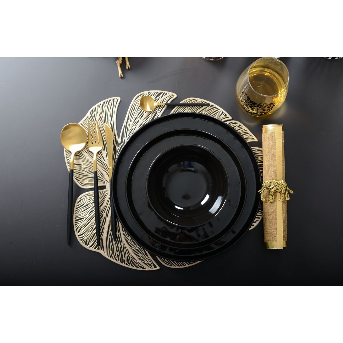 Huisvrouw 24 gouden en zwarte stukken