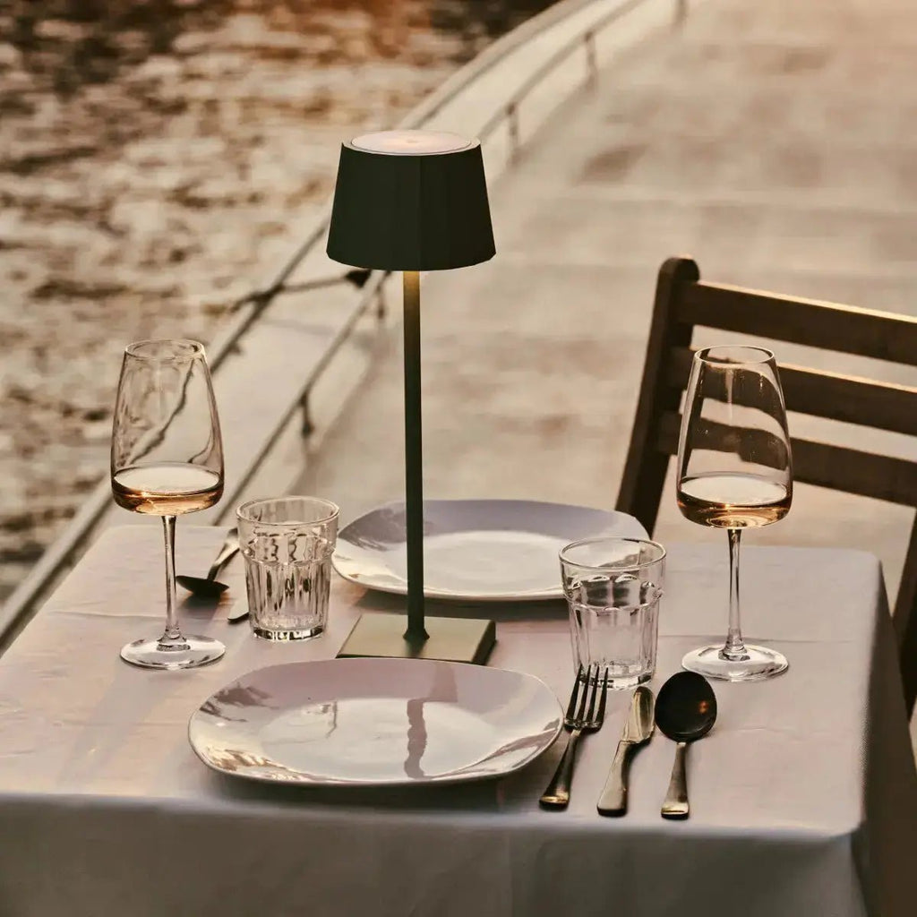 Combi Set Professional-8 x Wouter Saly Green Oplaadbare tafellampen & 1 x Central Station draadloos laadstation met Qi-Technology