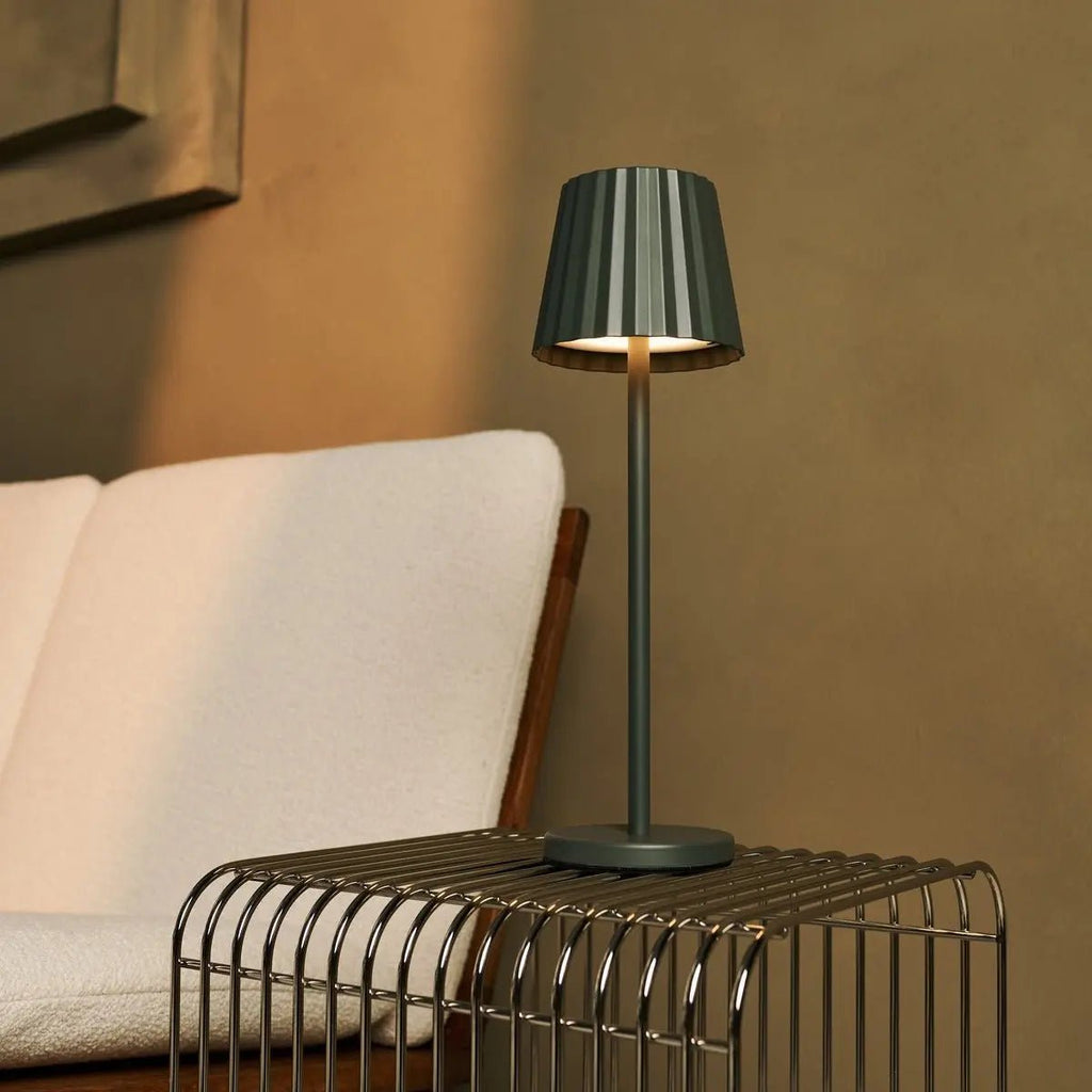 Combi Set Professional-4 x Maya Olive Green Oplaadbare tafellampen en 1 x Amstel Wireless Laying Station met Qi-Technology