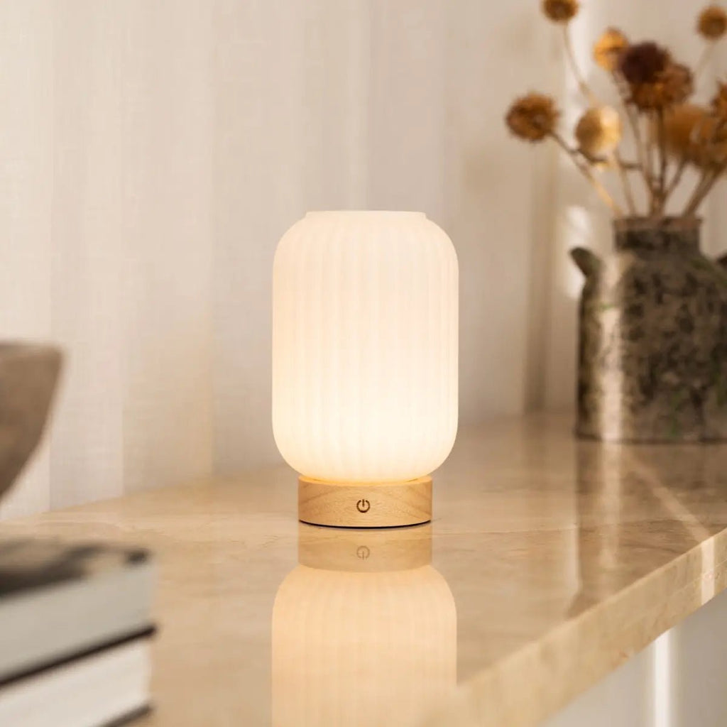Unieke oplaadbare lamp Lilly – matglas en houten voet, dimbaar, 3 lichtmodi