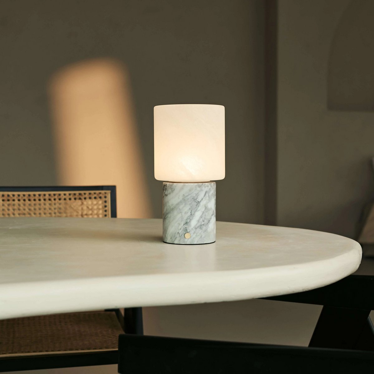 Cuyp White / Bianco Statuarietto - Marmeren oplaadbare tafellamp - draadloos, USB oplaadbaar en tot 100 uur runtime