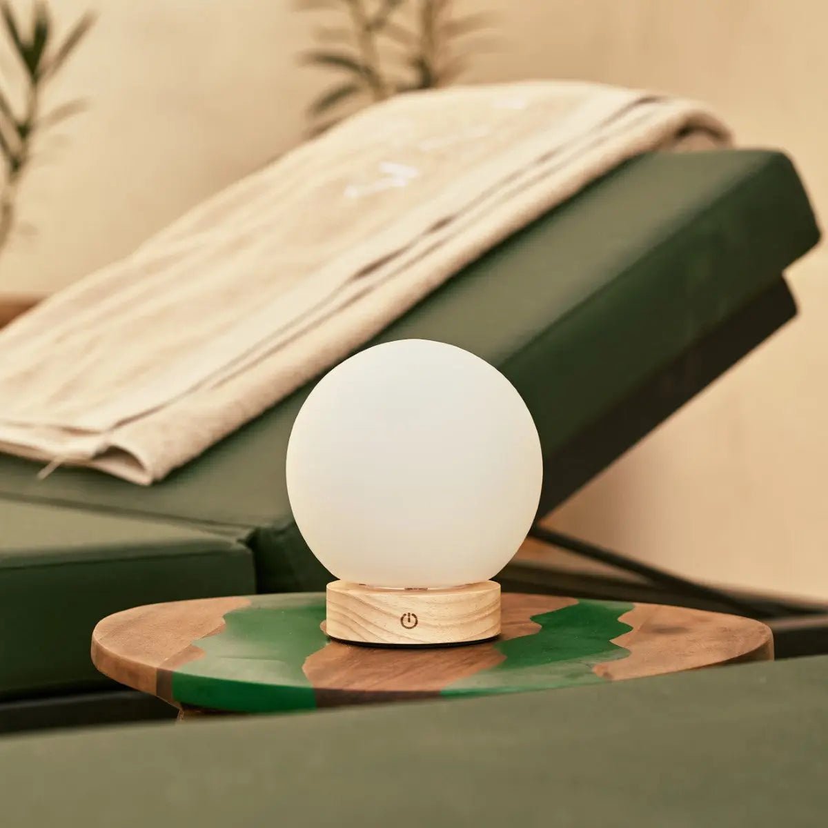 Flore lichtbruine houten lamp met glazen lamp - oplaadbaar en dimbaar draadloos licht