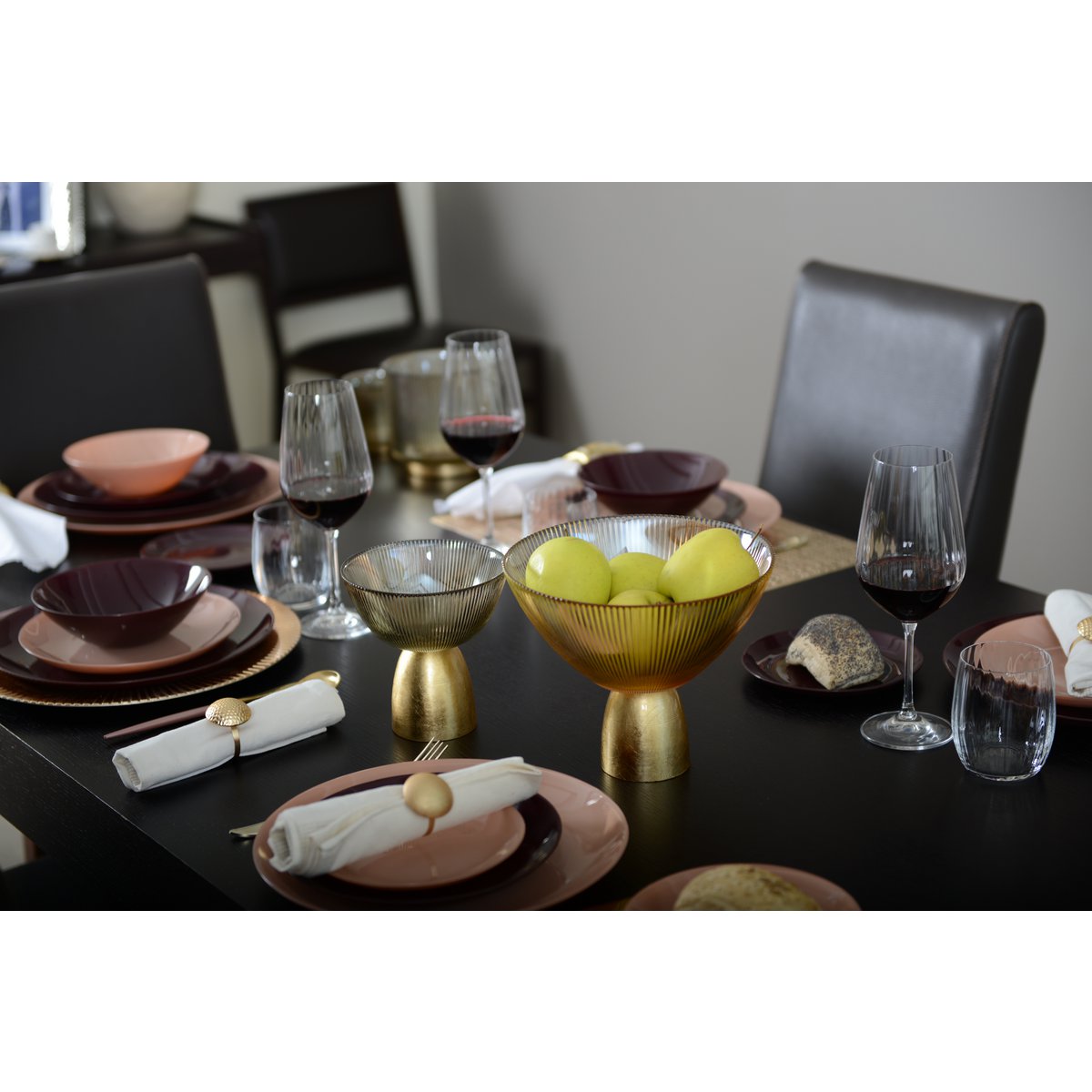 Geribbelde holle gesneden barnsteen op gouden voet 22x22x18cm