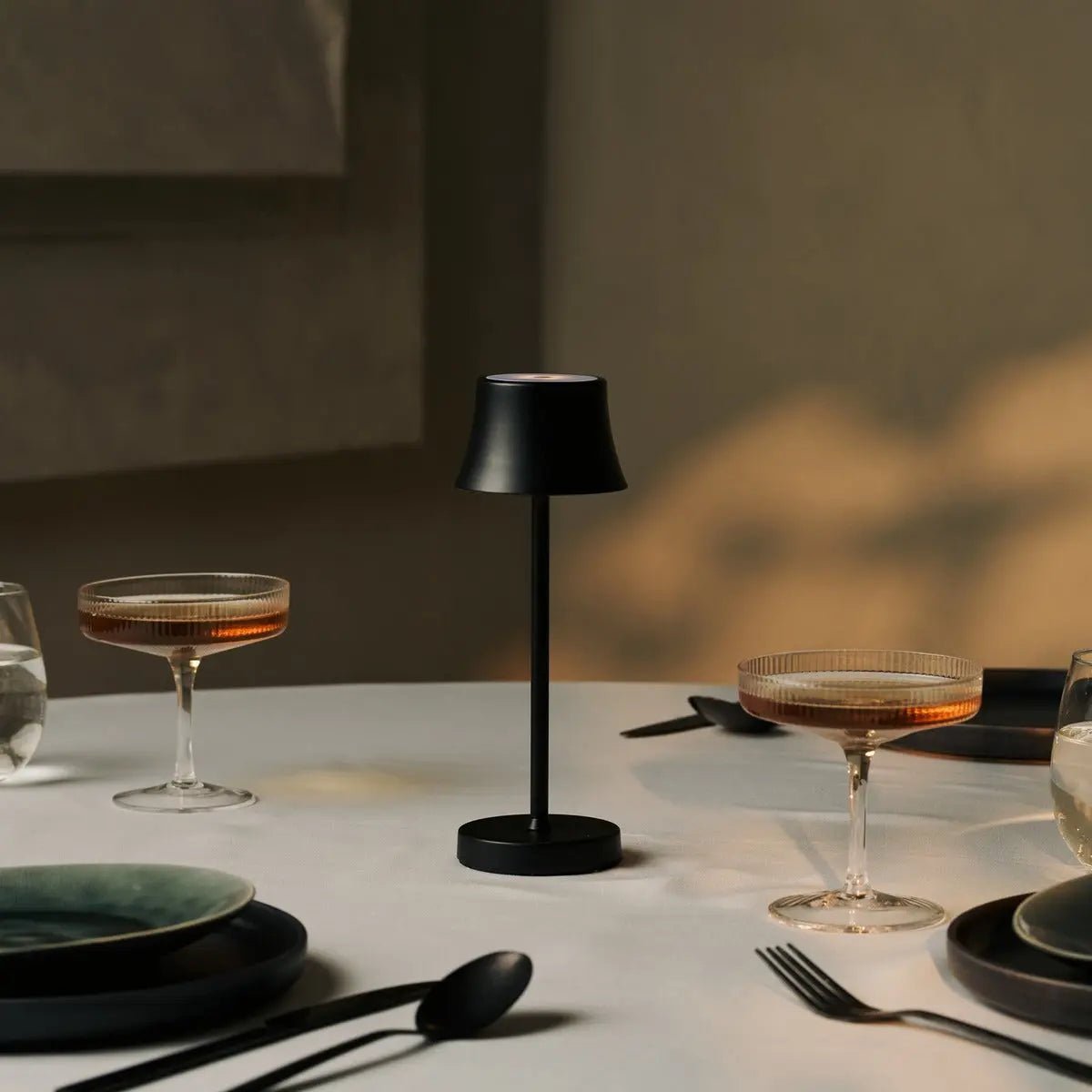 De pijp mini middernacht zwart oplaadbare tafellamp - draadloos opladen, dimbable lamp en 3 lichte kleuren