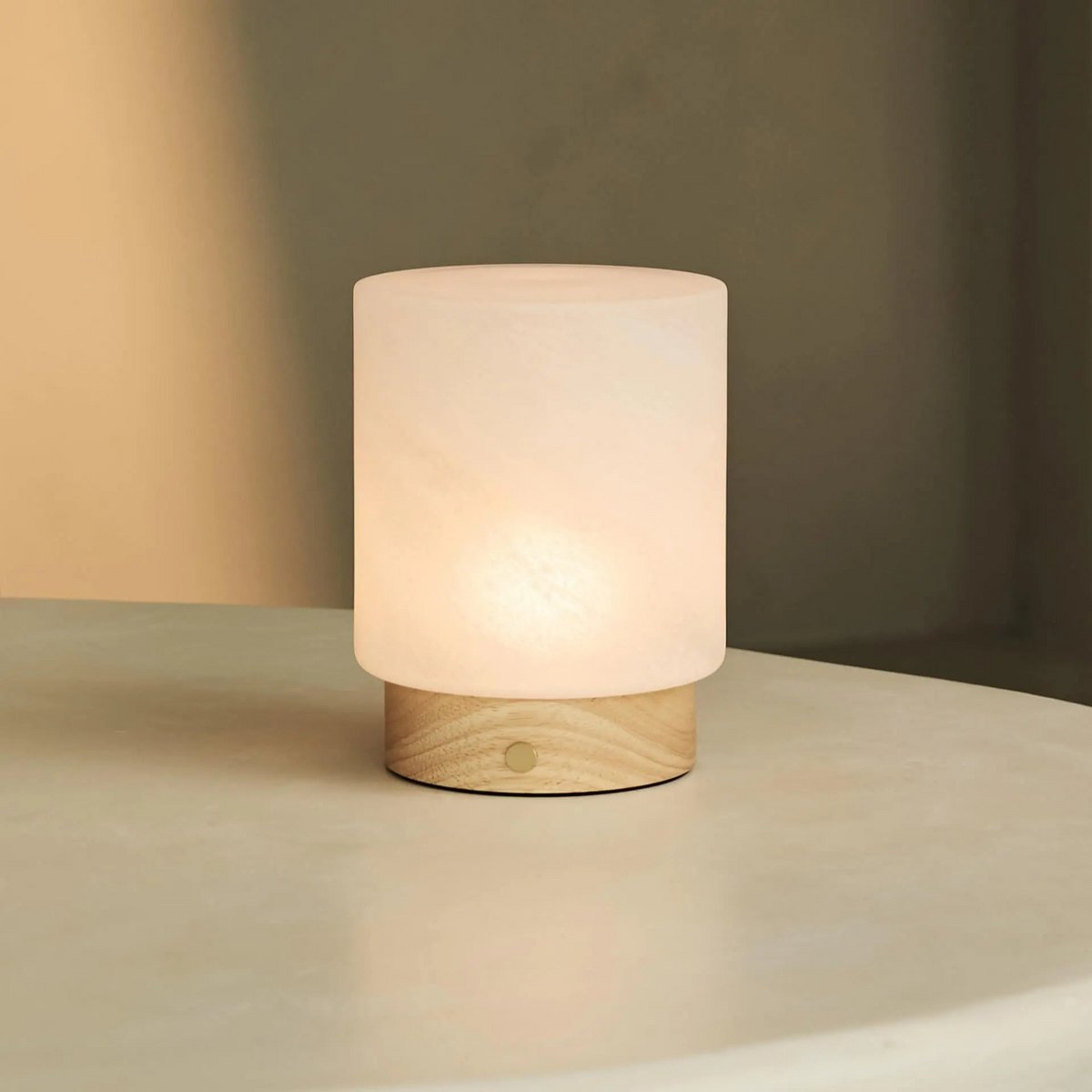 Pien lichtbruine houten tafellamp - oplaadbaar, dimbaar en tot 100 uur batterij