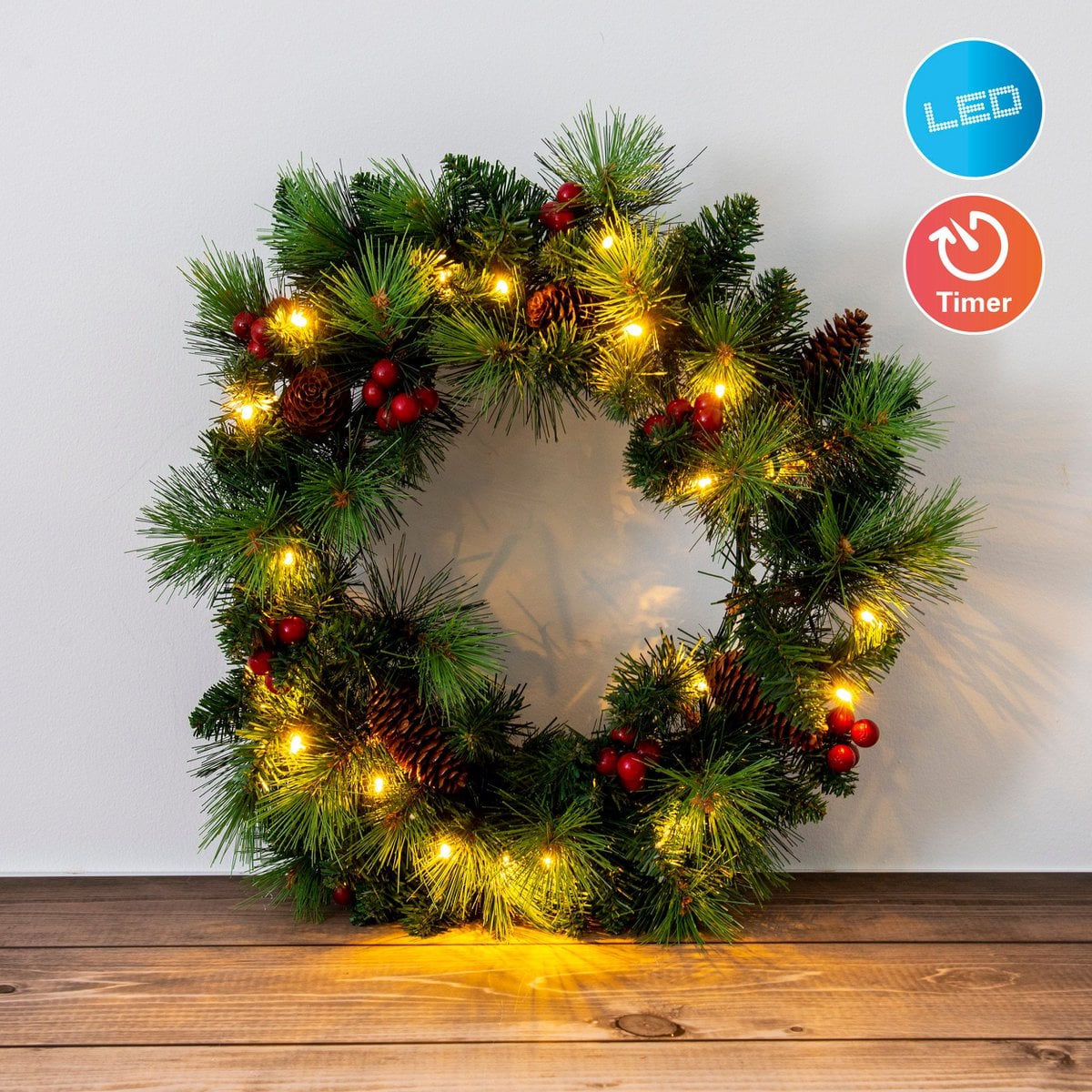 LED Kerstkrans "Noel" Outdoor Decoratie gemaakt van metaal en plastic in groen en goud, met stevig geïnstalleerde LED's