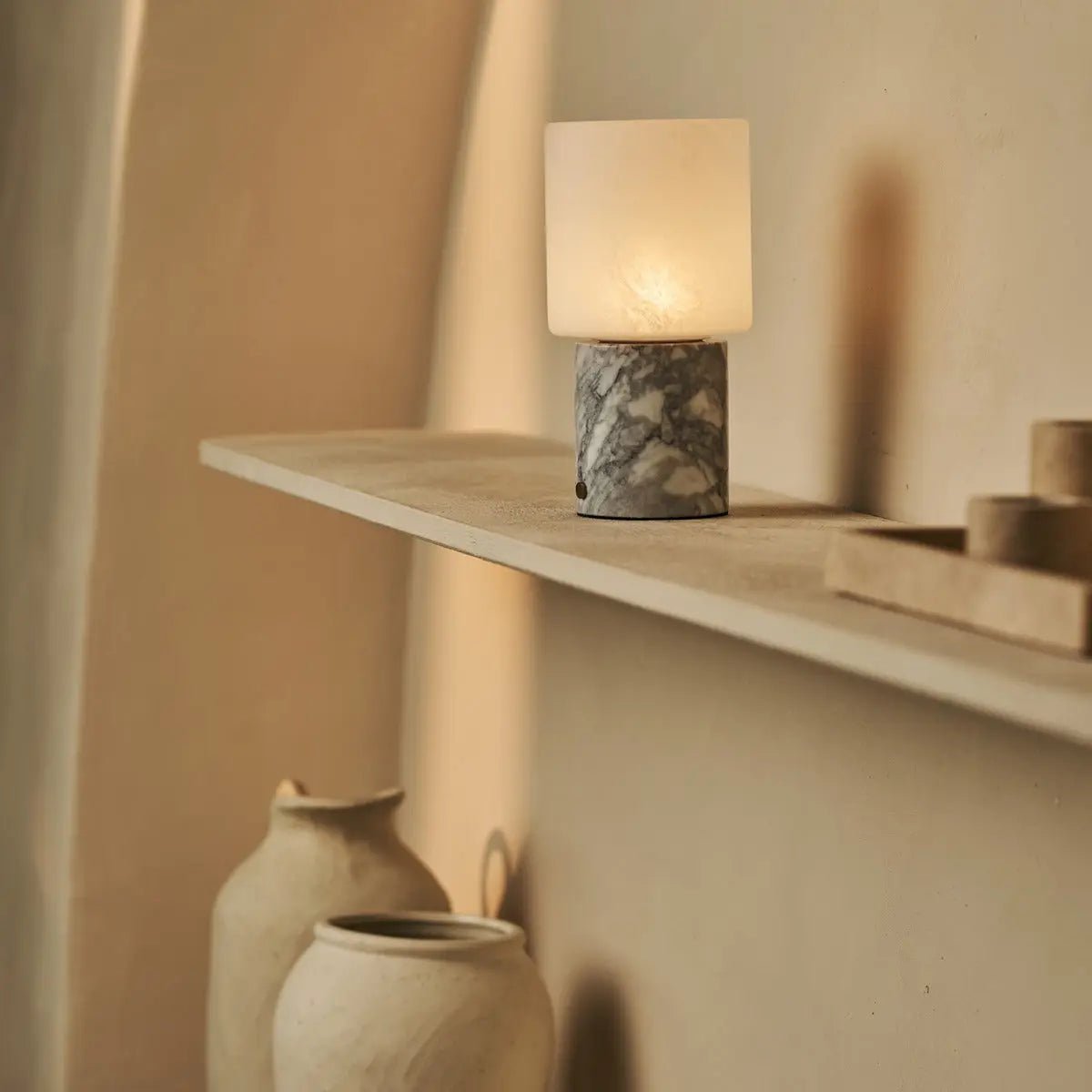 Cuyp White / Bianco Statuarietto - Marmeren oplaadbare tafellamp - draadloos, USB oplaadbaar en tot 100 uur runtime