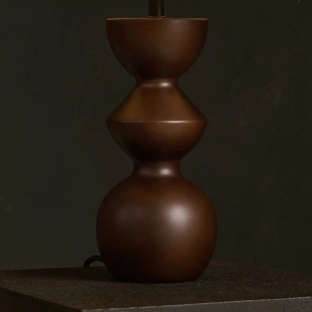 Kai donkerbruine tafellamp met zandkleurige lampenkap – stijlvolle, handgemaakte verlichting