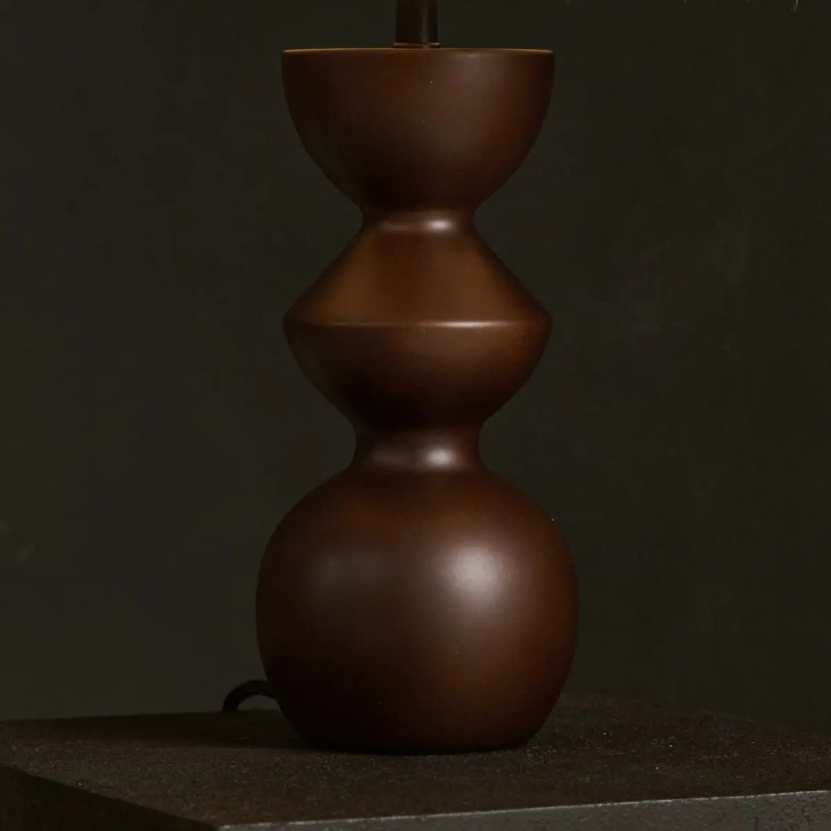 Kai donkerbruine tafellamp met zandkleurige lampenkap – stijlvolle, handgemaakte verlichting