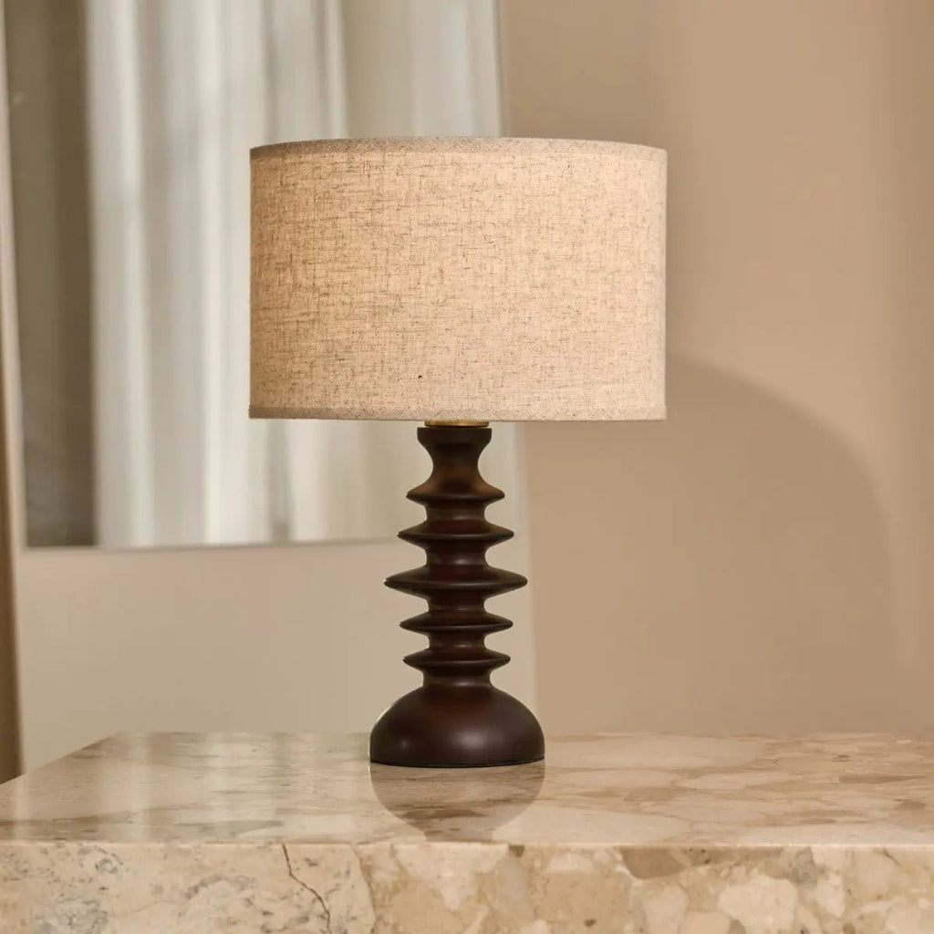 Bodhi donkerbruine houten lamp met beige lampenkap – elegante verlichting voor elke kamer