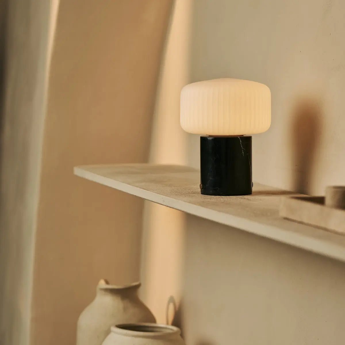 Renoir Black / Nero Marquina - Marmeren oplaadbare tafellamp - draadloos, USB -oplaadbaar en tot 100 uur verlichting