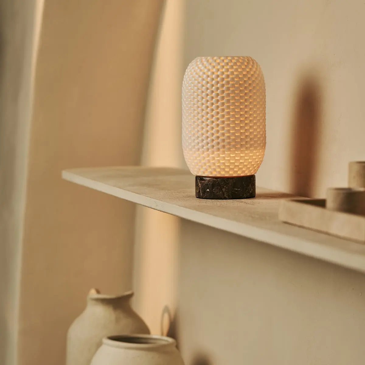 Aurora marmeren draadloze tafellamp in 3D-geprinte porselein-oplaadbaar, dimbaar en tot 100 uur licht