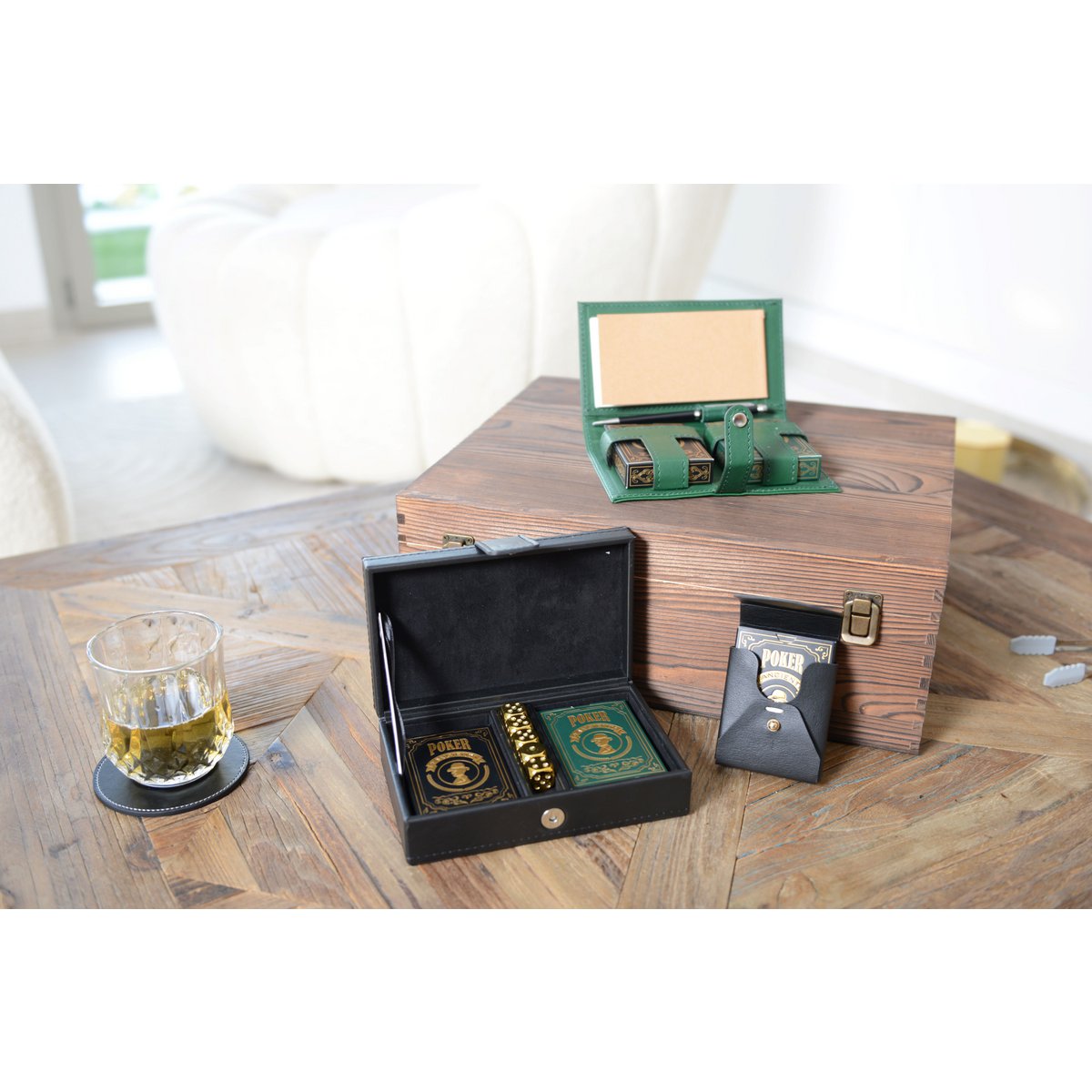 2 pokerspellen en 5 gouden dobbelstenen briefs in zwart faux leer