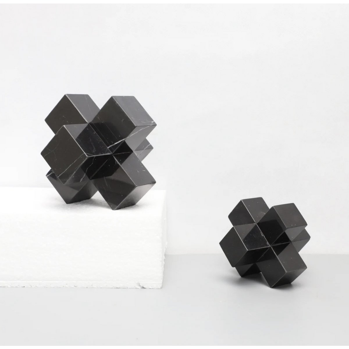 Licht luxe modern eenvoudig marmeren kruis zwart Klein formaat: 9cm*9cm*9cm