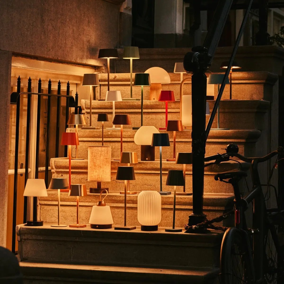 Unieke oplaadbare lamp Lilly – matglas en houten voet, dimbaar, 3 lichtmodi