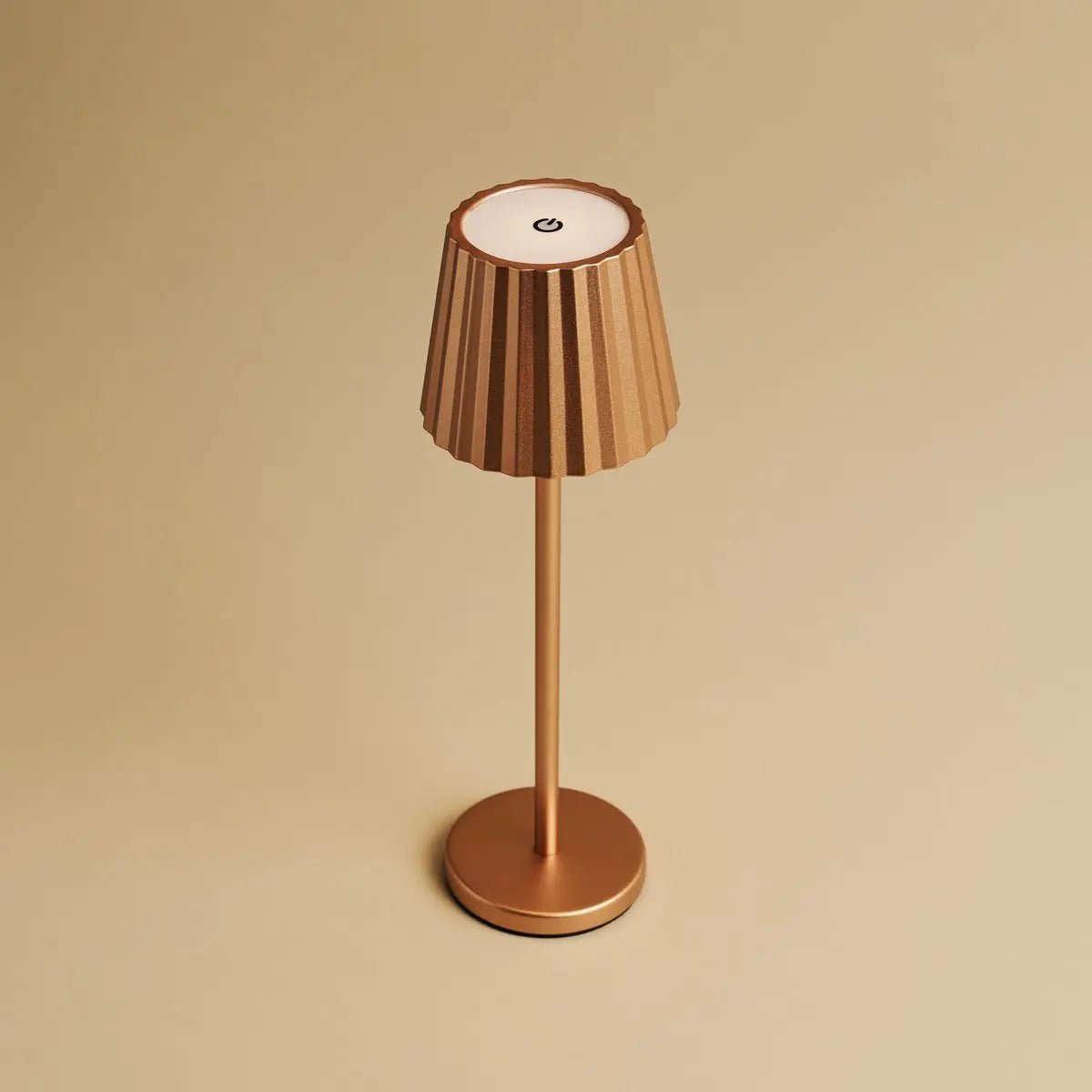 Maya koper geribbelde tafellamp gemaakt van ijzer - dimbare lamp en 3 lichtmodi, oplaadbaar via draadloos laadstation