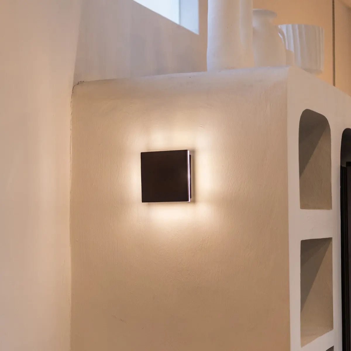 Lane Black draadloze wandlamp – Oplaadbare en dimbare lamp van natuurlijk hout